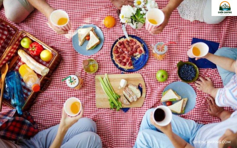 Đi cắm trại ăn gì? Gợi ý thực đơn ngon, dễ chuẩn bị cho chuyến đi 6 Kinh nghiệm chuẩn bị đồ ăn khi đi cắm trại