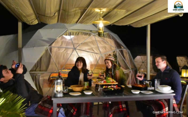 Top những hoạt động giải trí khi cắm trại Glamping đáng thử nhất 9 Những hoạt động giải trí khi cắm trại Glamping - Tổ chức tiệc nướng BBQ
