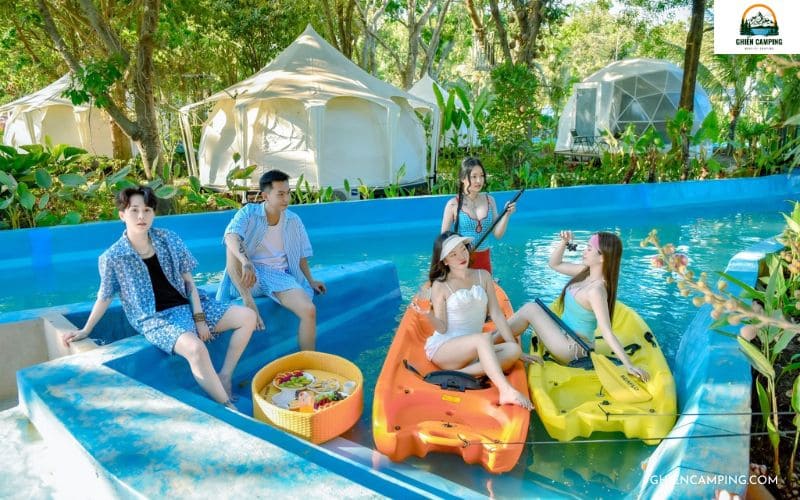 Review Asia Island Glamping - Điểm hẹn “trốn nắng” quận 9 Sài Gòn 12 Chèo thuyền kayak giữa dòng sông êm ái