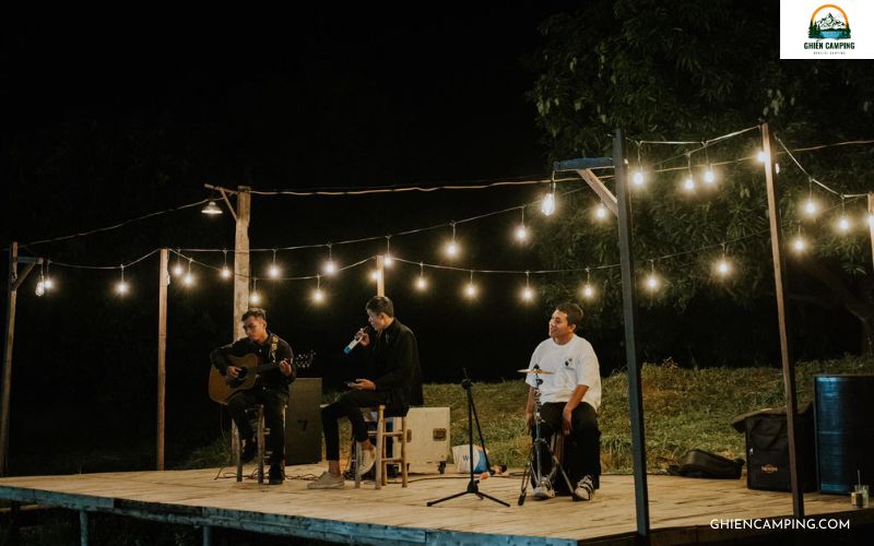 Ma Lữ Quán Tây Ninh - Khu cắm trại cực chill dưới chân núi Bà Đen 17 Chill cùng nhạc Acoustic tại sân khấu ngoài trời