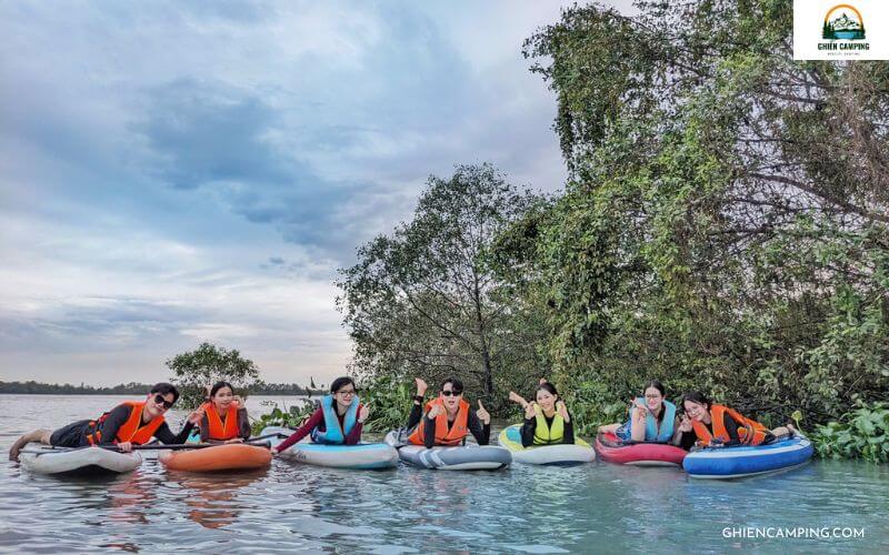 Review Vietgangz Glamping Club SaiGon: Giá vé, tiện nghi từ A - Z 14 Chèo SUP thư giãn và ngắm hoàng hôn