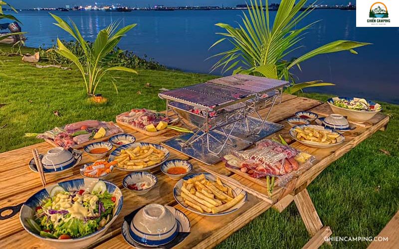 Review Vietgangz Glamping Club SaiGon: Giá vé, tiện nghi từ A - Z 11 Thưởng thức tiệc BBQ riêng tư bên bờ sông