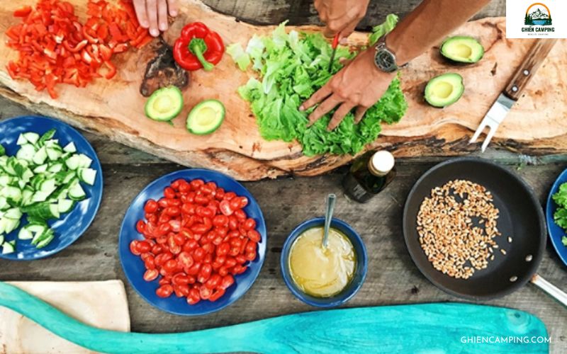 Bí quyết bảo quản thực phẩm khi đi cắm trại đúng cách, an toàn 11 Nên rửa sạch rau quả và đóng hộp bảo quản trong ngăn mát