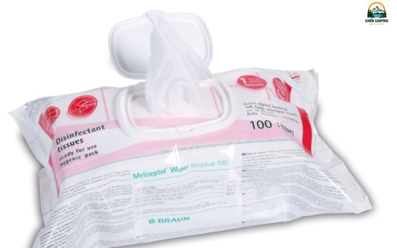 7 vật dụng sơ cứu cần mang khi cắm trại giúp xử lý nhanh vết thương 6 Khăn sát trùng chứa cồn giúp làm sạch nhanh vết