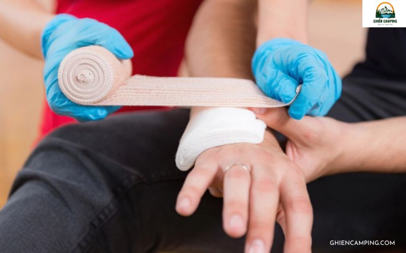 Những cách xử lý chấn thương khi cắm trại mà bạn cần biết 10 Các biện pháp sơ cứu hữu hiệu khi bị rắn cắn